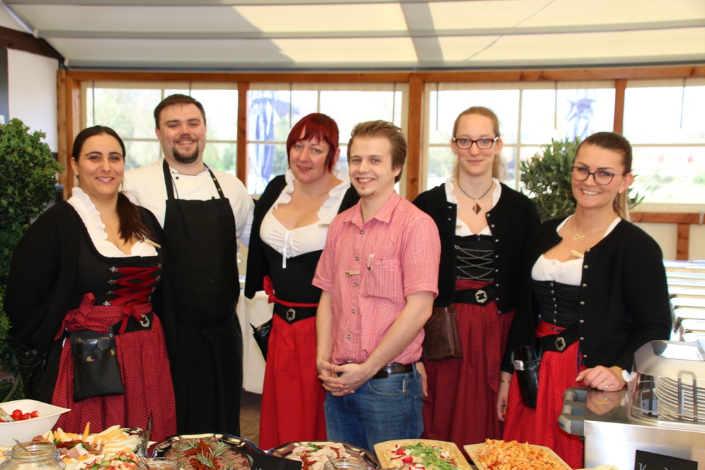 Das Team vom Grohnder Fährhaus freut sich auf euch!