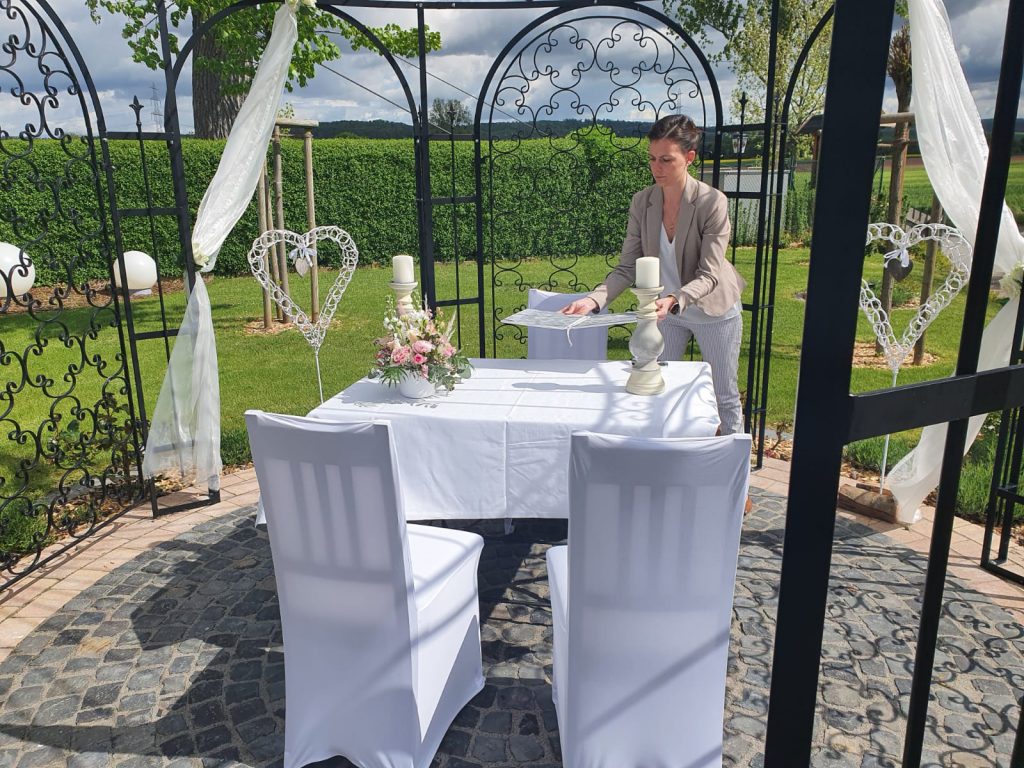 Frau Bocki_Trauung Rosengarten
